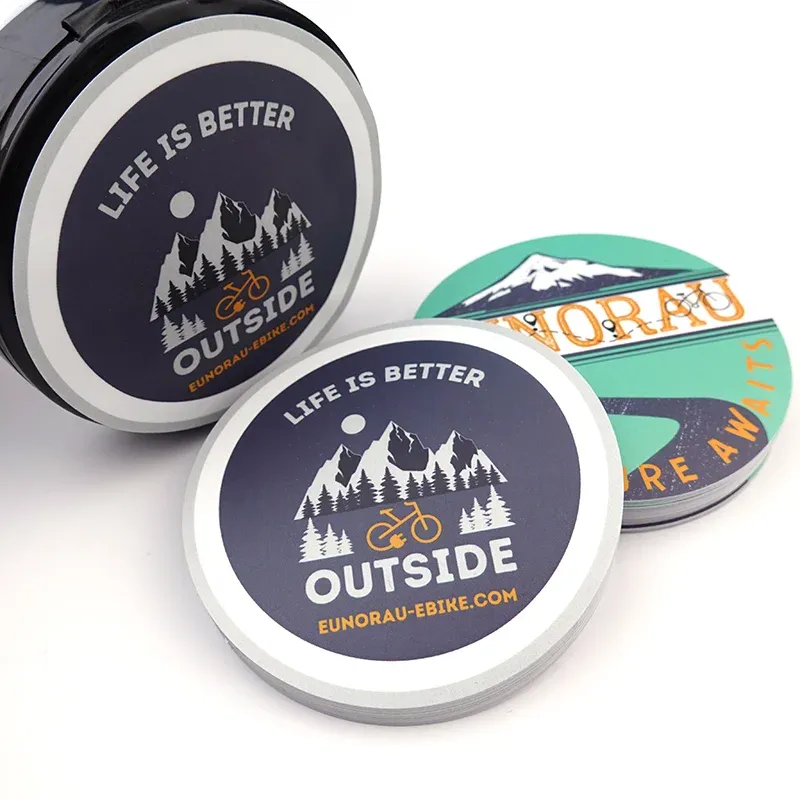 Perbandingan stiker die-cutting (cut penuh) dan ciuman (setengah potong)