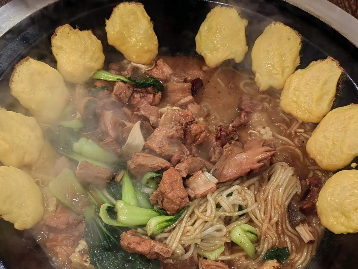 Manajer Pria menawarkan makanan tambahan kepada para pekerja keras