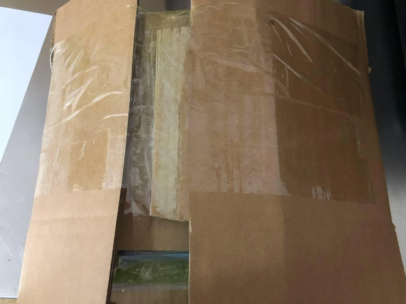 Kemajuan pengiriman buku stiker anak portabel ke Uganda