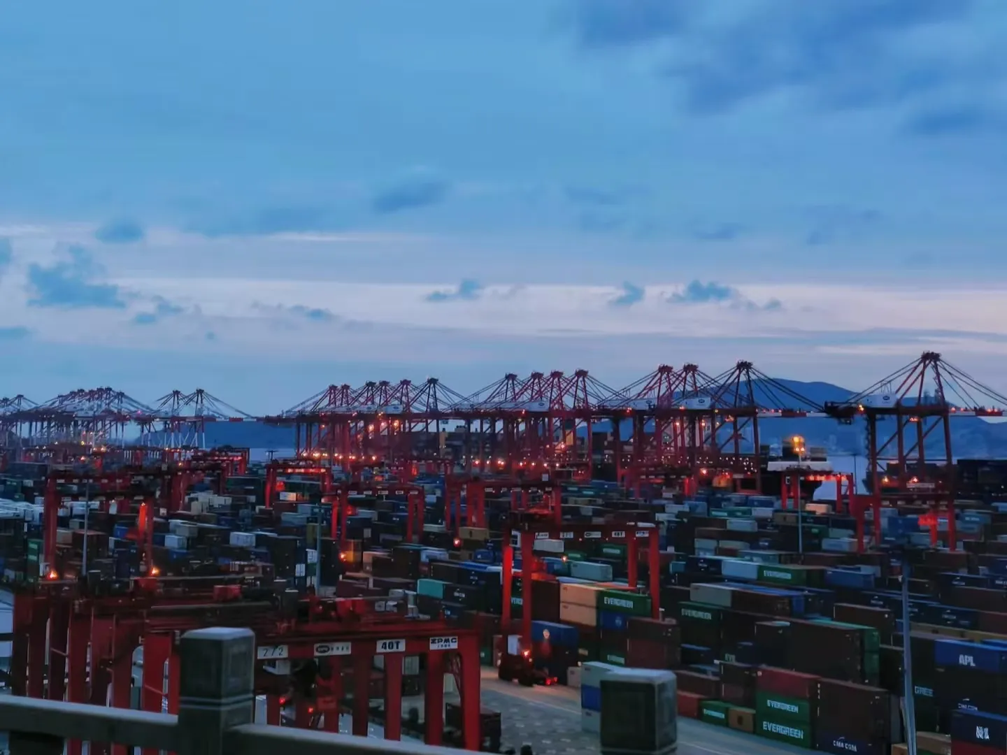 Total nilai perdagangan impor dan ekspor Tiongkok mencapai 41,21 triliun yuan.