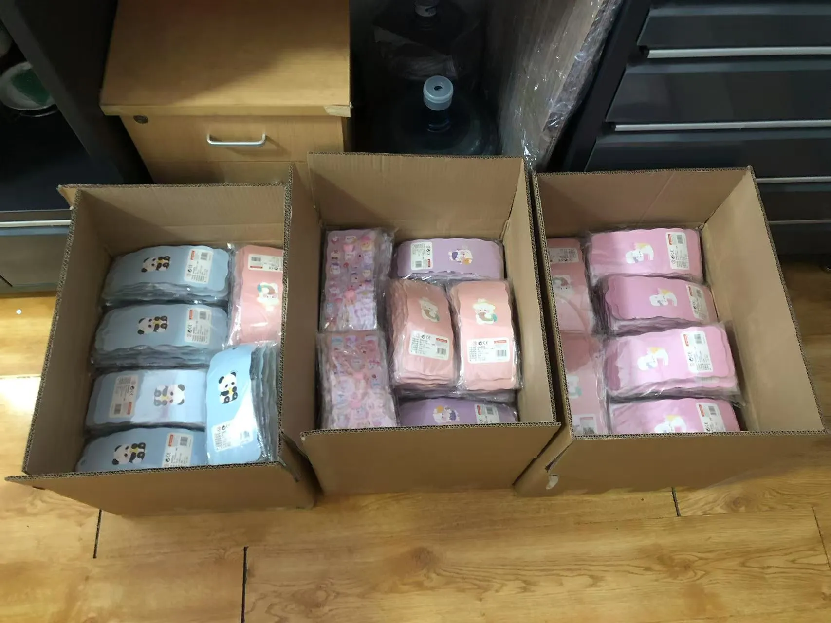 Apakah Anda suka stiker berbentuk pantat yang bisa diremas?